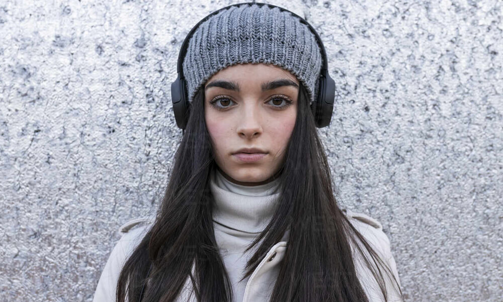 how-to-wear-over-ear-headphones-with-long-hair