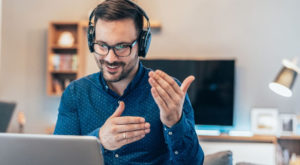 how-to-comfortably-wear-headphones-with-glasses